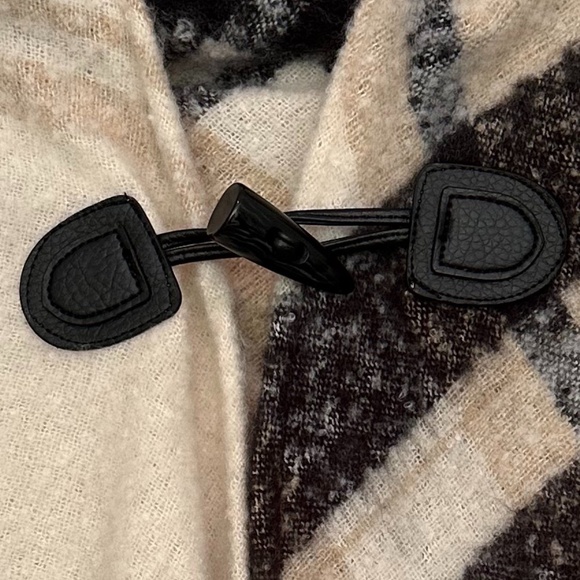 Vince Camuto Elegant Hooded Plaid Topper/Poncho Black/Ivory One Size NWOT - Picture 3 of 11